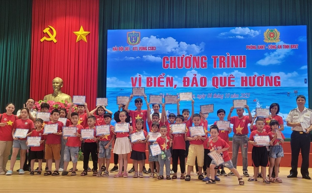Ban tổ chức trao giấy chứng nhận tham gia chương trình "Vì biển, đảo quê hương" cho đoàn viên, thanh niên, thiếu nhi TP Vũng Tàu