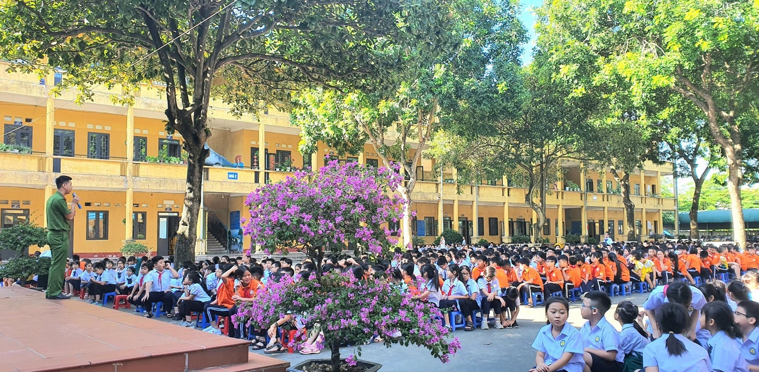 Đông Anh: Gần 1.400 giáo viên, học sinh được tuyên truyền về an toàn giao thông, phòng chống cháy nổ và đuối nước -0