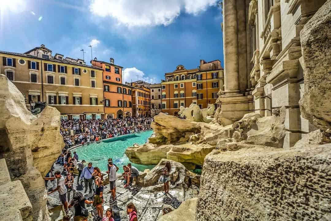 Quá tải khách du lịch tại Đài phun nước Trevi, Rome, Italy. Ảnh: CNN