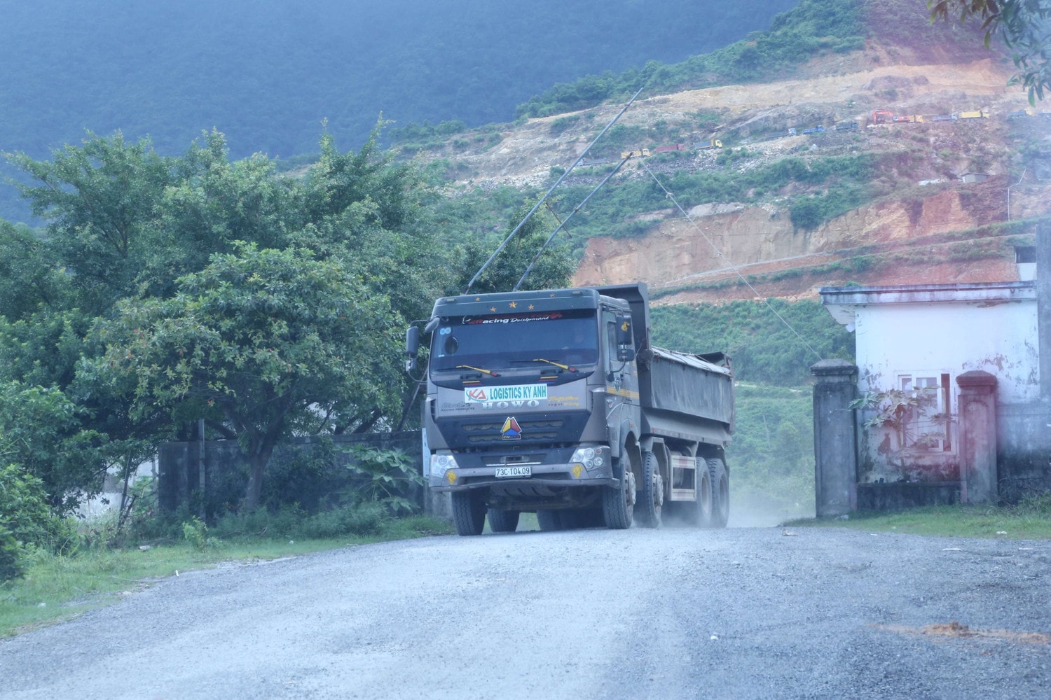 Hết hạn thuê đất, doanh nghiệp vẫn rầm rộ đưa máy móc vào khai đất đi bán tại Hà Tĩnh ảnh 2 Hết hạn thuê đất, doanh nghiệp vẫn rầm rộ đưa máy móc vào khai đất đi bán -0