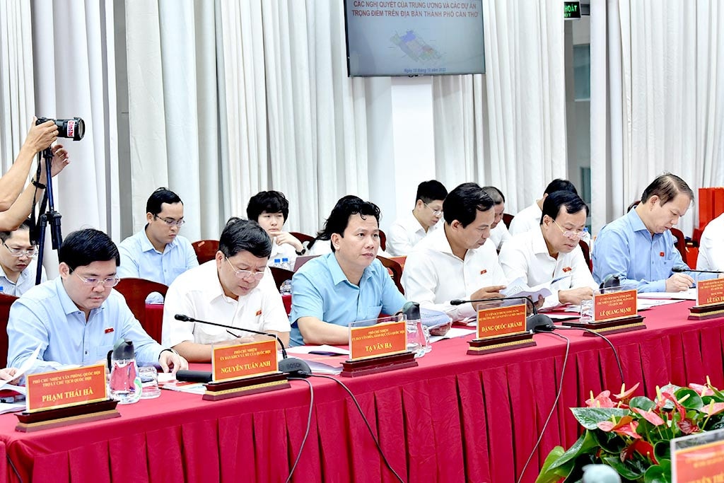Các đại biểu dự cuộc làm việc. Ảnh: Lâm Hiển Chủ tịch Quốc hội Vương Đình Huệ làm việc với Ban Thường vụ Thành ủy Cần Thơ -0