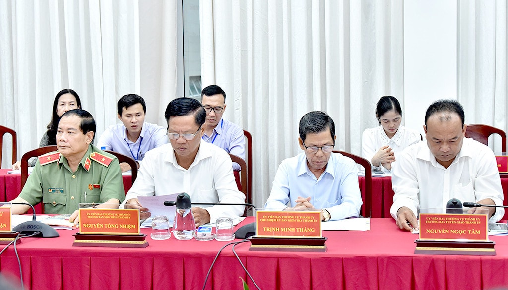 Các đại biểu dự cuộc làm việc. Ảnh: Lâm Hiển Chủ tịch Quốc hội Vương Đình Huệ làm việc với Ban Thường vụ Thành ủy Cần Thơ -0