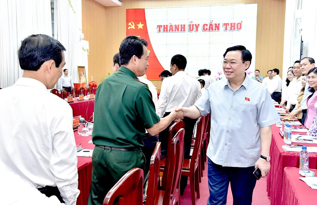 Chủ tịch Quốc hội Vương Đình Huệ với các đại biểu dự cuộc làm việc. Ảnh: Lâm Hiển Chủ tịch Quốc hội Vương Đình Huệ làm việc với Ban Thường vụ Thành ủy Cần Thơ -0