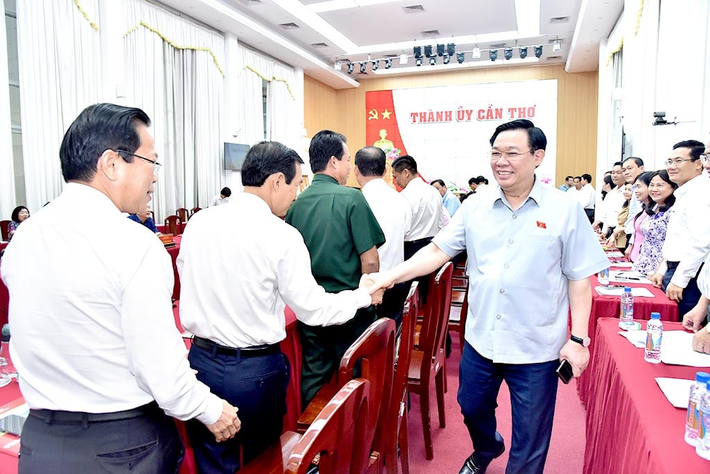 Chủ tịch Quốc hội Vương Đình Huệ với các đại biểu dự cuộc làm việc. Ảnh: Lâm Hiển Chủ tịch Quốc hội Vương Đình Huệ làm việc với Ban Thường vụ Thành ủy Cần Thơ -0
