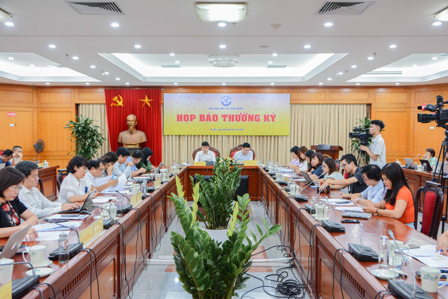 Vụ trưởng Nguyễn Phú Hùng: 