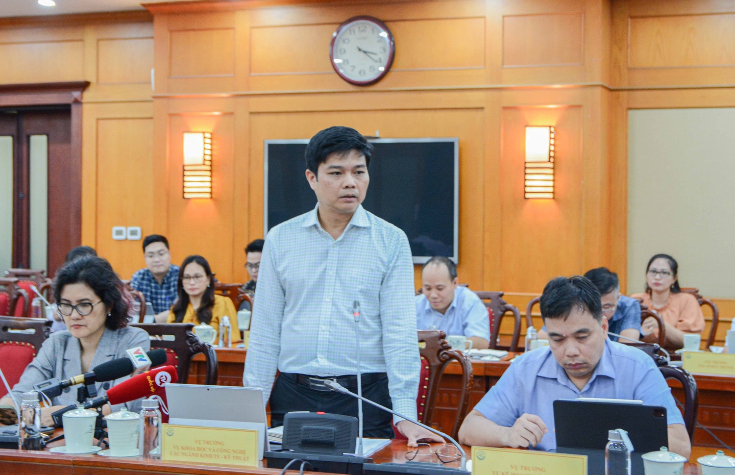 Vụ trưởng Nguyễn Phú Hùng: 