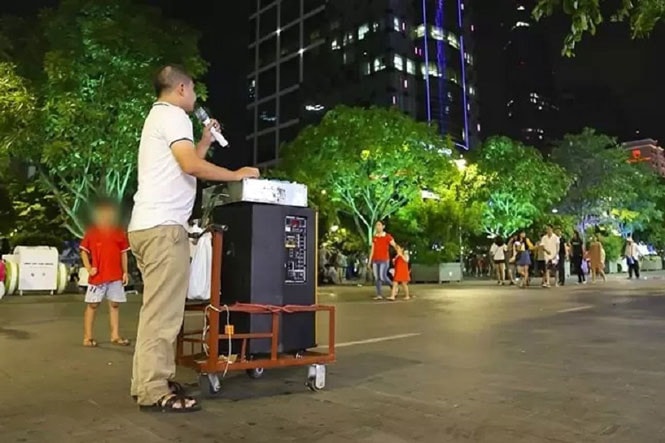 Hát karaoke lưu động trên phố đi bộ Nguyễn Huệ (quận 1, TP.HCM). Nguồn: ITN