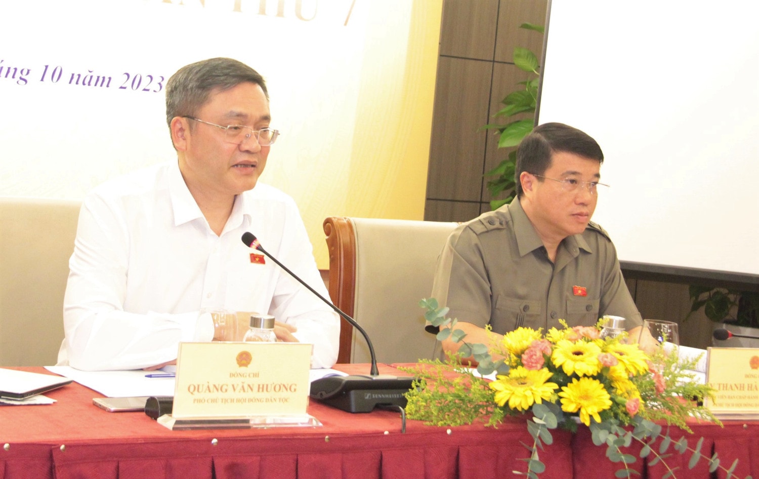 Phó Chủ tịch Hội đồng Dân tộc Quàng Văn Hương đóng góp ý kiến với dự thảo Luật Đất đai (sửa đổi) Dự thảo Luật Đất đai (sửa đổi): Tiếp tục có giải pháp hỗ trợ đồng bào phát triển kinh tế dưới tán rừng -0