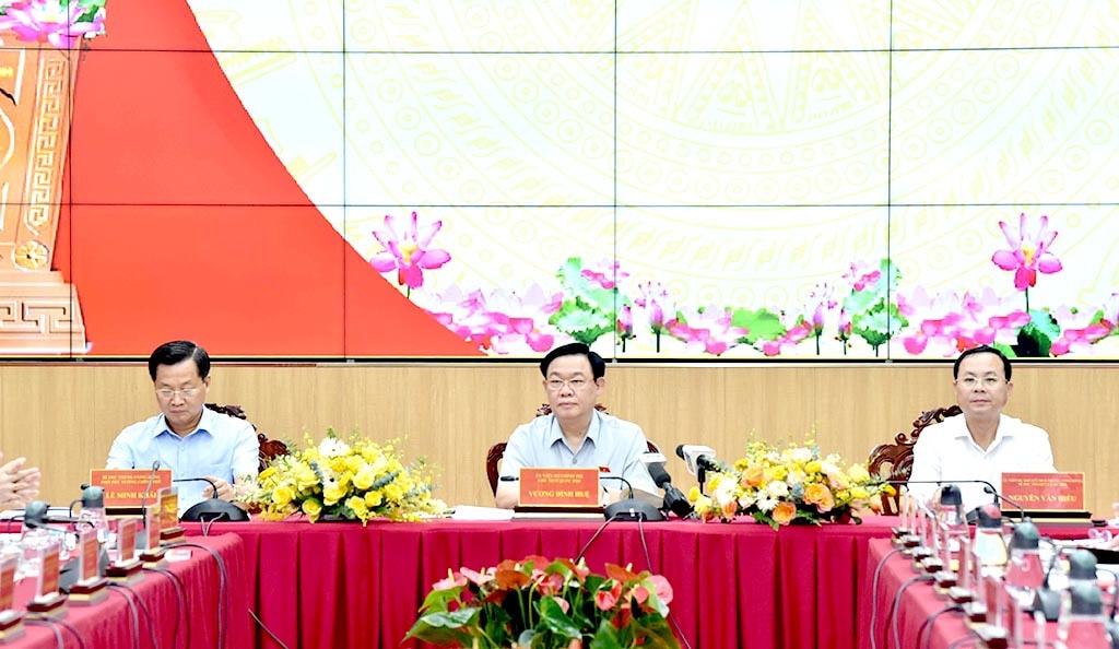 Chủ tịch Quốc hội Vương Đình Huệ và Đoàn công tác Trung ương làm việc với Ban Thường vụ Thành ủy Cần Thơ. Ảnh: Lâm Hiển Chủ tịch Quốc hội Vương Đình Huệ làm việc với Ban Thường vụ Thành ủy Cần Thơ -0