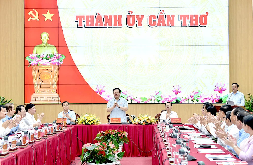 Quang cảnh cuộc làm việc. Ảnh: Lâm Hiển Chủ tịch Quốc hội Vương Đình Huệ làm việc với Ban Thường vụ Thành ủy Cần Thơ -0