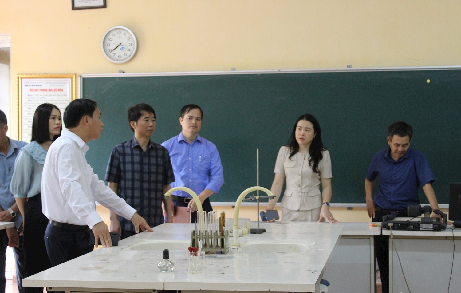 Ban Văn hóa - Xã hội HĐND tỉnh Hải Dương khảo sát cơ sở vật chất phòng học bộ môn Trường THPT chuyên Nguyễn Trãi - ẢNH PHONG TUYẾT