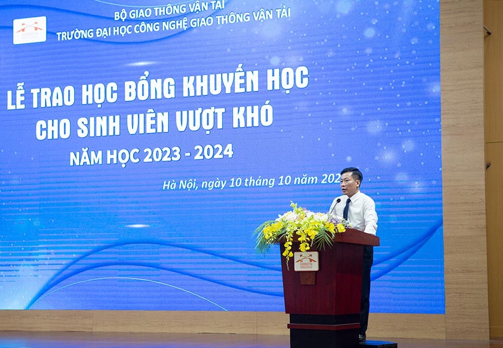 Gần 1 tỷ đồng được Trường ĐH Công nghệ GTVT trao tặng cho sinh viên vượt khó năm học 2023-2024 -1