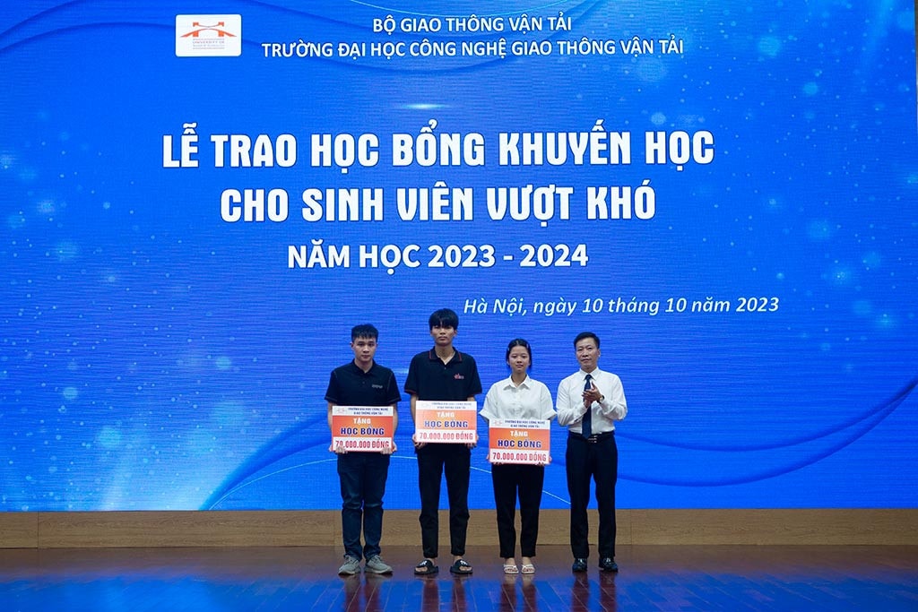Gần 1 tỷ đồng được Trường ĐH Công nghệ GTVT trao tặng cho sinh viên vượt khó năm học 2023-2024 -0