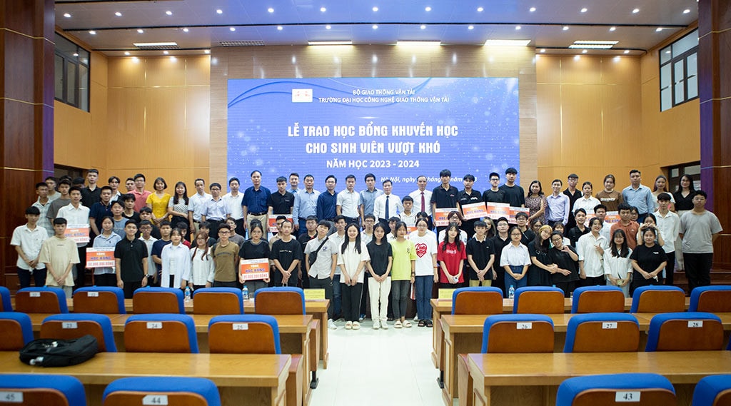 Gần 1 tỷ đồng được Trường ĐH Công nghệ GTVT trao tặng cho sinh viên vượt khó năm học 2023-2024 -0