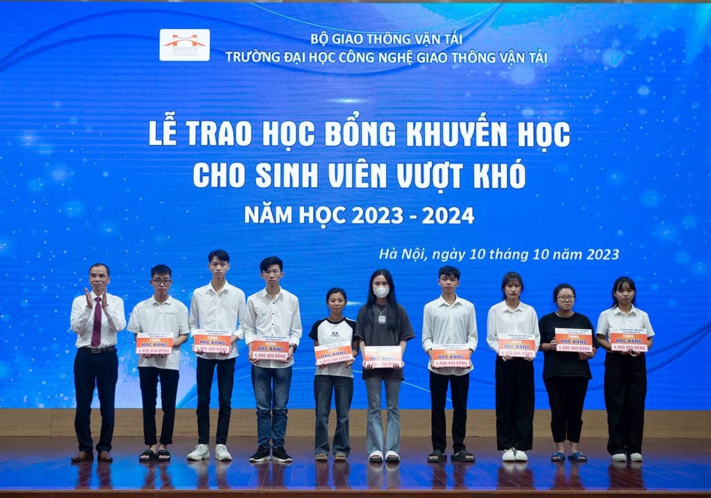 Gần 1 tỷ đồng được Trường ĐH Công nghệ GTVT trao tặng cho sinh viên vượt khó năm học 2023-2024 -0
