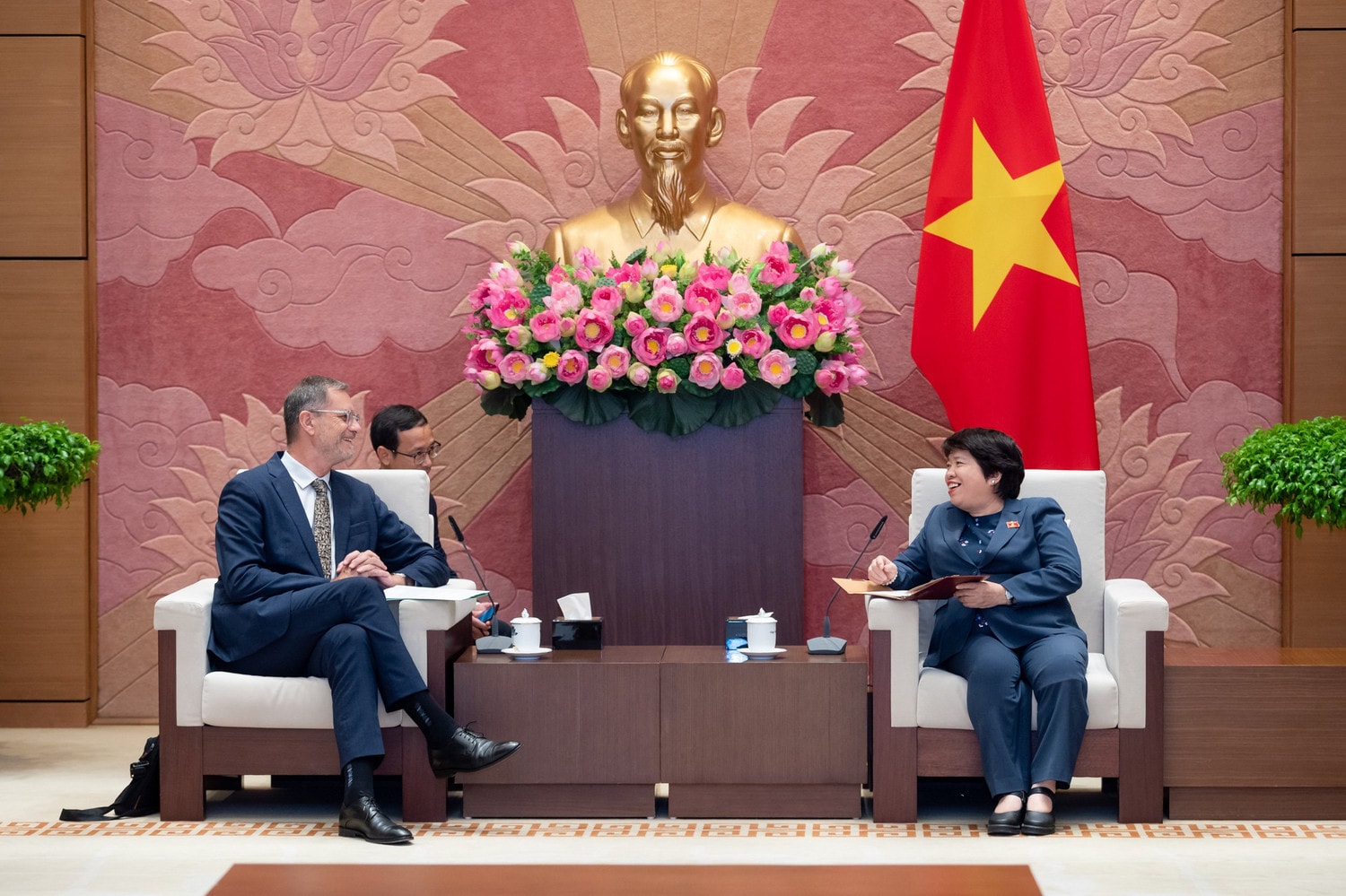 Chủ nhiệm Ủy ban Xã hội Nguyễn Thúy Anh tiếp Đại sứ Pháp tại Việt Nam