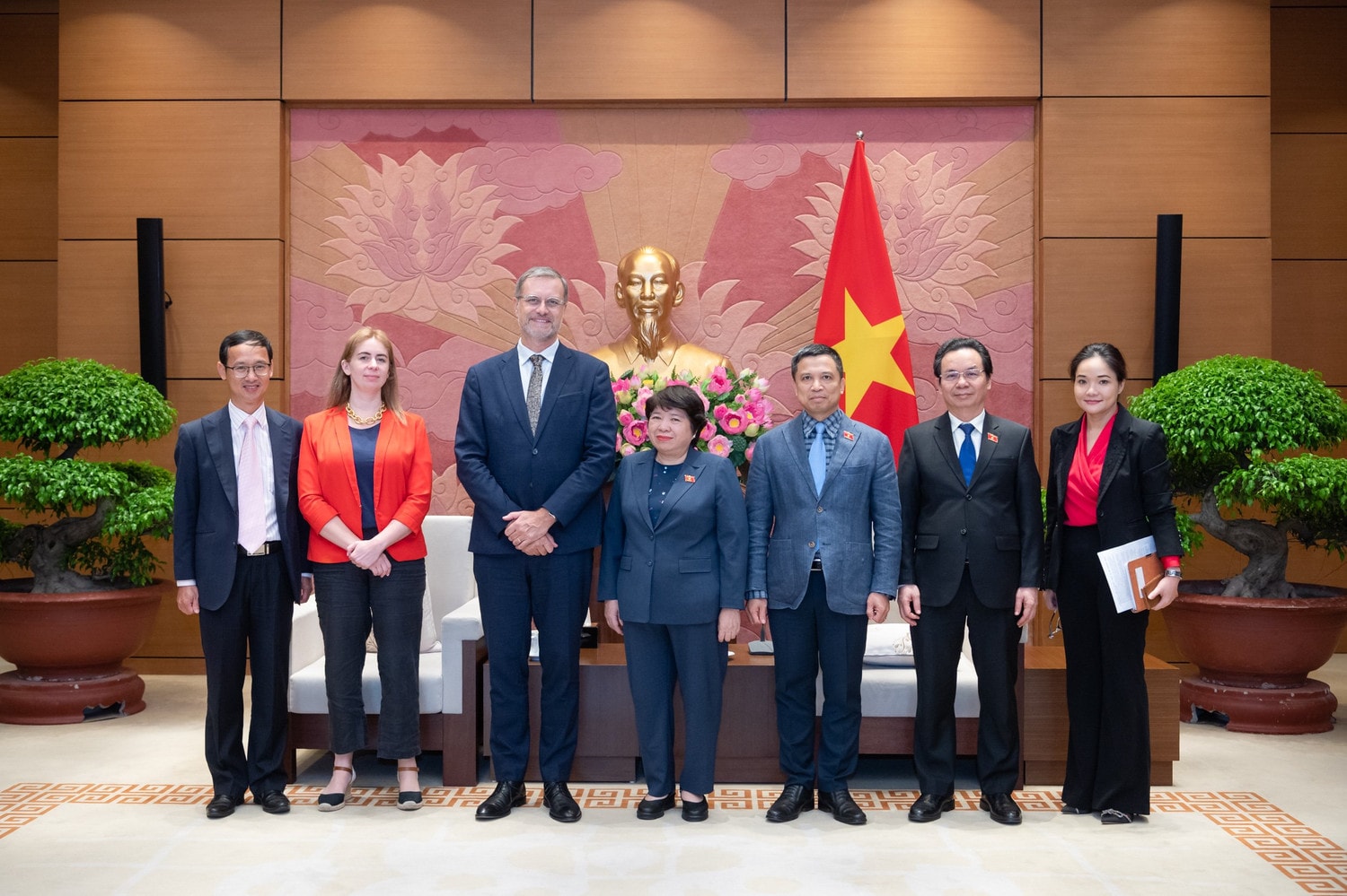 Các đại biểu chụp ảnh lưu niệm