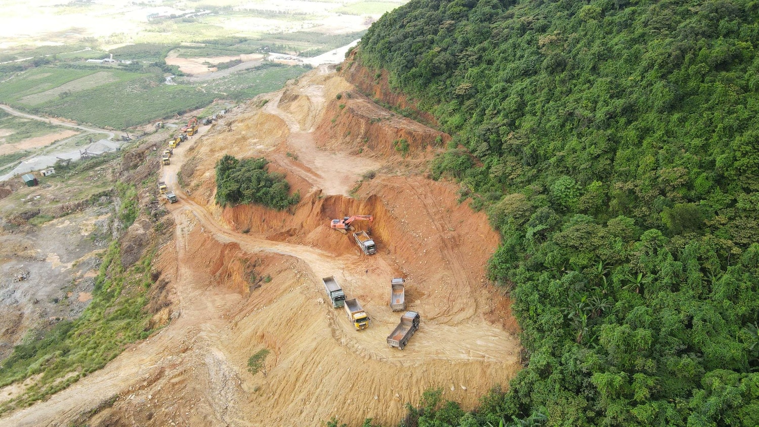 Hàng ngàn khối đất được tuồn đi đâu? -0