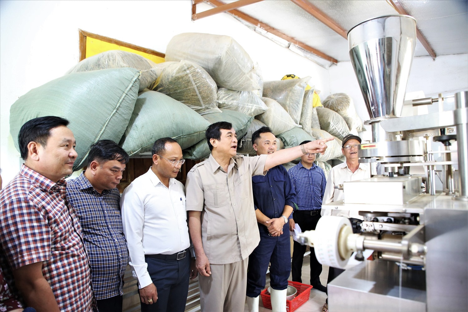 Thường trực HĐND tỉnh Quảng Nam khảo sát đời sống sinh hoạt, tình hình sản xuất của người dân tại khu dân cư Tăk Răng (thôn 2, xã Trà Cang, huyện Nam Trà My) - ẢNH A.N