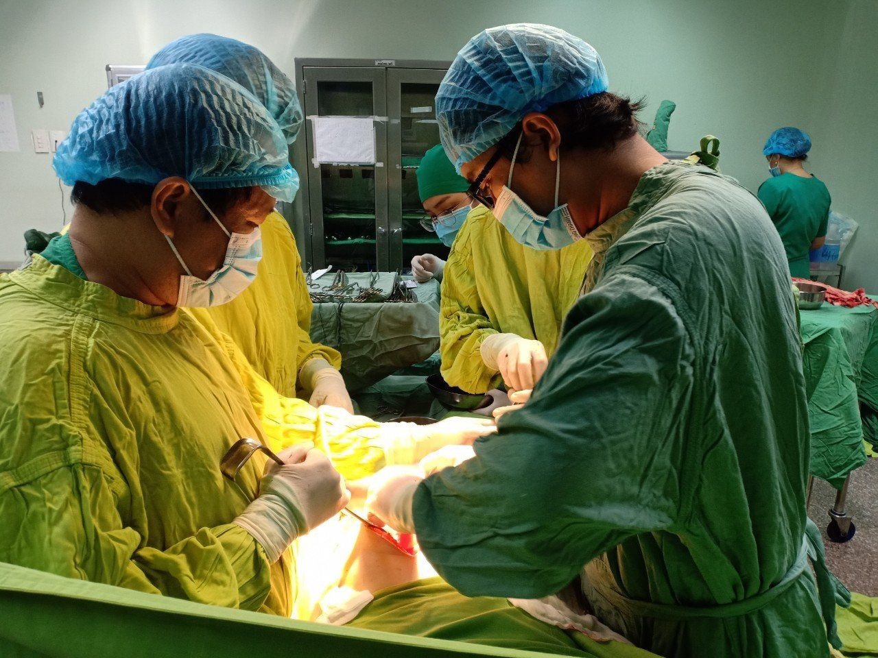 Cứu sống ngư dân bị vết thương đâm thấu bụng -0