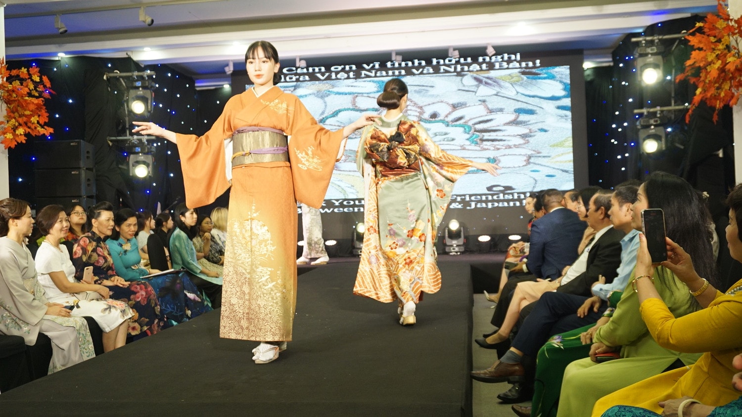 Tôn vinh sắc phục Việt - Nhật -0