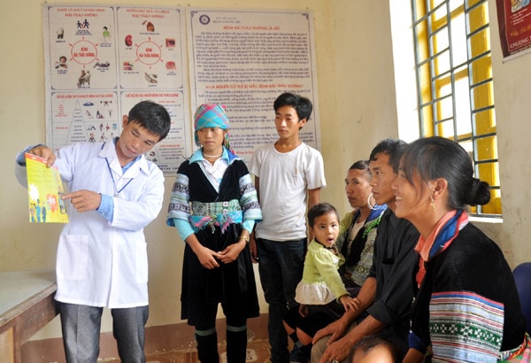 Cán bộ y tế cơ sở tuyên truyền về chăm sóc sức khỏe cho người dân Ảnh: ITN