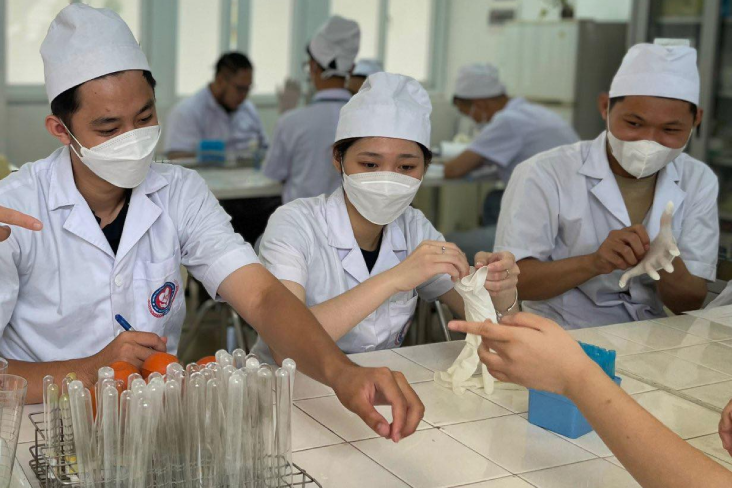 Ngành điều dưỡng, nhân viên xét nghiệm của Việt Nam đang thiếu trầm trọng nhân lực -0