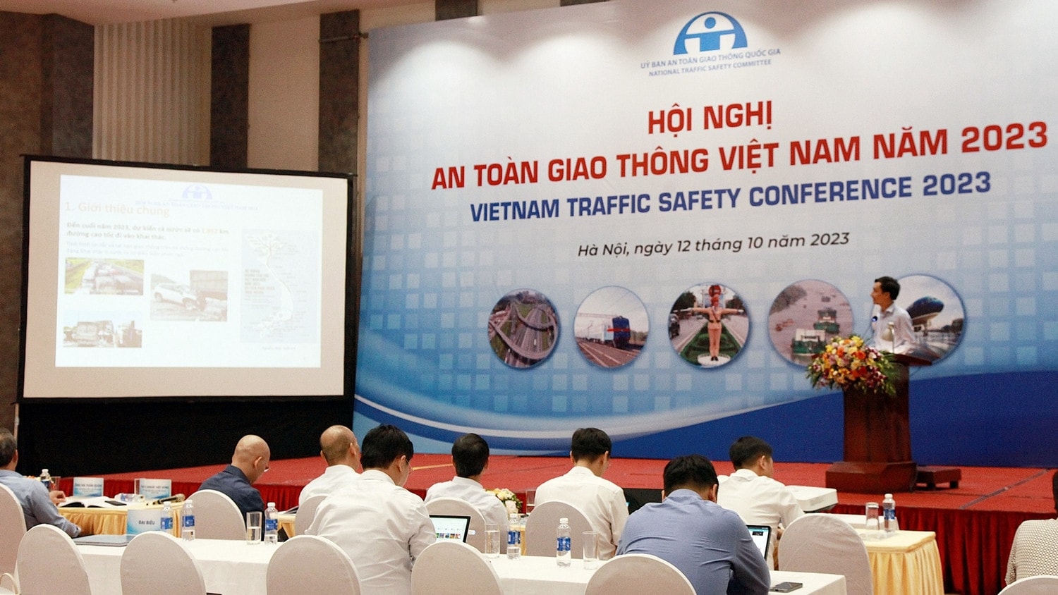 Tiến sĩ Đặng Minh Tân trình bày về vấn đề sử dụng làn ở một số tuyến đường cao tốc khu vực phía Bắc và đề xuất nâng cao hiệu quả tổ chức, an toàn giao thông. Hội nghị An toàn giao thông Việt Nam năm 2023. -0