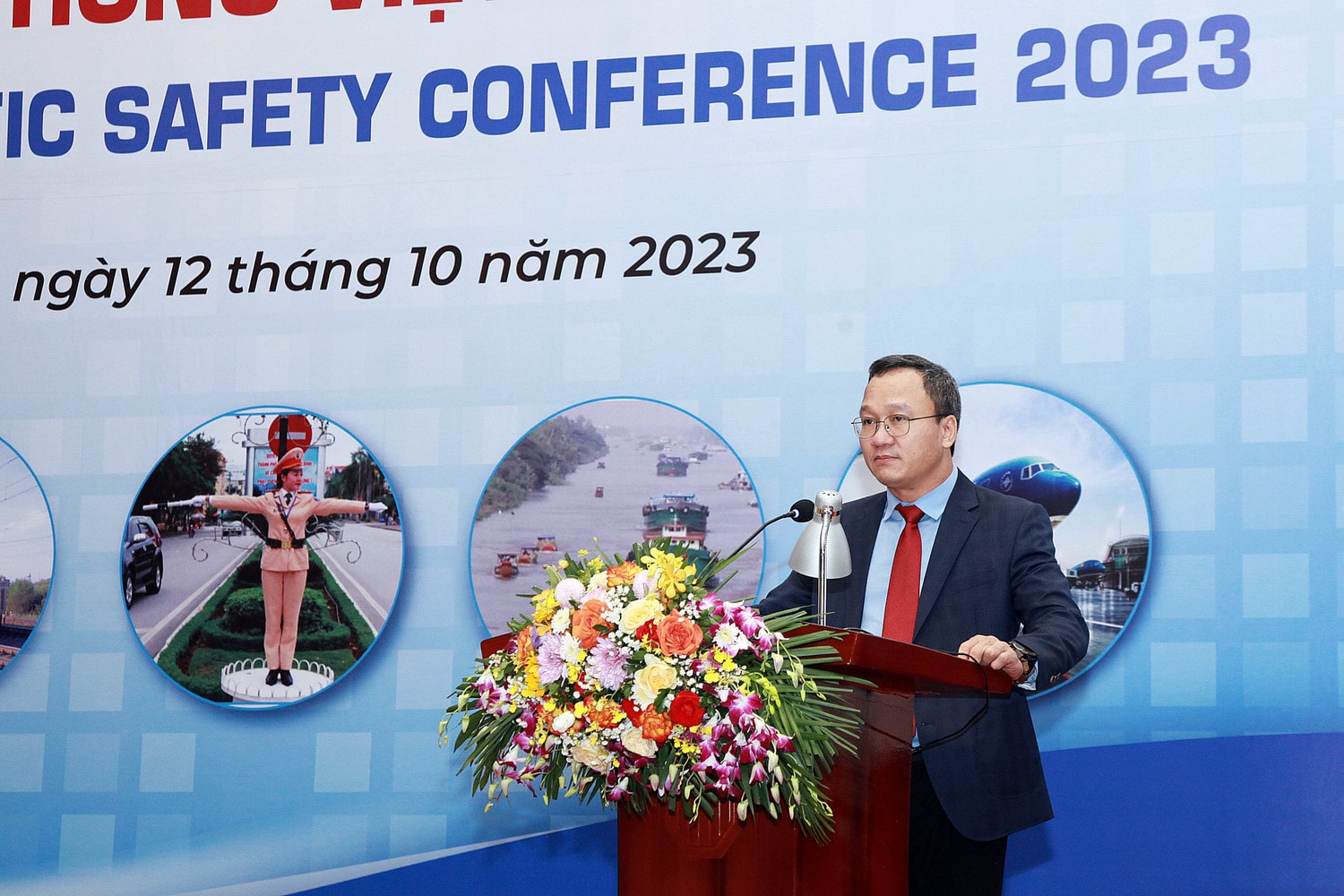 Phó Chủ tịch chuyên trách Ủy ban An toàn giao thông Quốc gia Khuất Việt Hùng phát biểu khai mạc hội nghị Hội nghị An toàn giao thông Việt Nam năm 2023. -0