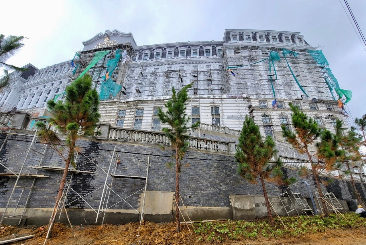 Dự án khách sạn Merperle Dalat Hotel có tổng diện tích hơn 1,1 ha; quy mô xây dựng khách sạn tiêu chuẩn quốc tế 5 sao, gồm 402 phòng lưu trú và dịch vụ đi kèm