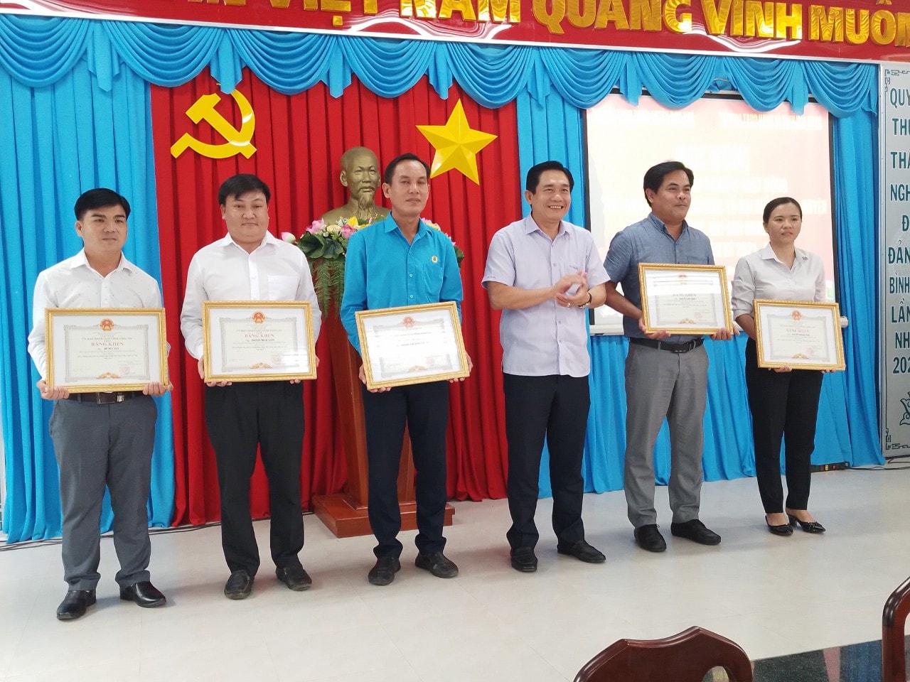 Bí thư Huyện ủy, Chủ tịch HĐND huyện Đức Huệ Trần Thanh Phong trao Bằng khen, Giấy khen tặng tập thể và cá nhân đại biểu HĐND huyện, xã 