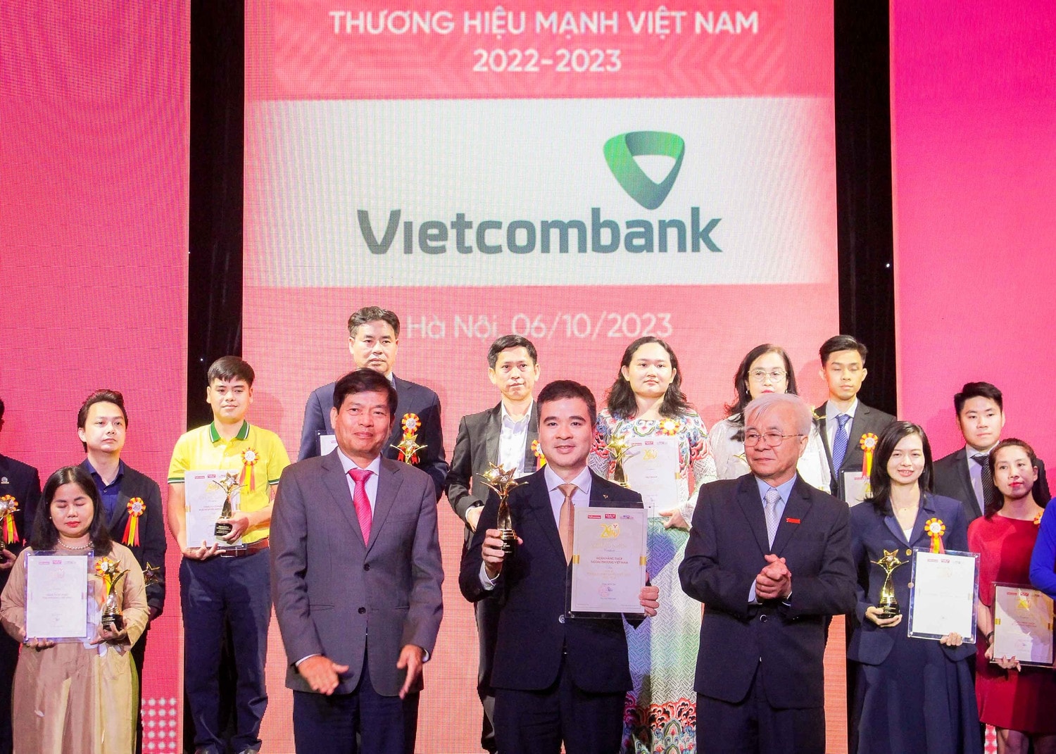 Đại diện Vietcombank (hàng đầu, đứng giữa) nhận giải thưởng Thương hiệu mạnh Việt Nam. Ảnh: VCB