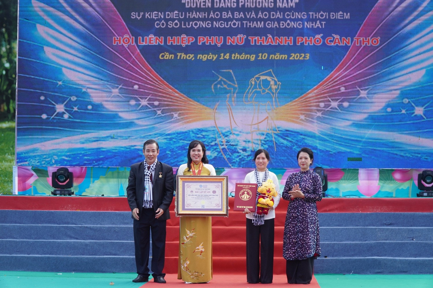 TP. Cần Thơ: Rộn ràng lễ hội áo bà ba, áo dài -0