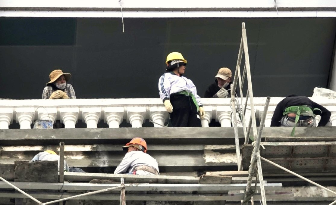 Công nhân đang làm việc tại dự án khách sạn 5 sao Merperle Dalat của Công ty CP Khải Vy dù công trình đã bị đề nghị ngưng thi công