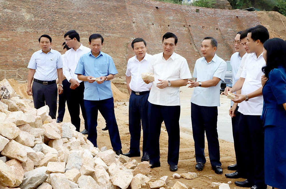 Đoàn giám sát kiểm tra thực địa tại cơ sở khai thác đá làm vật liệu xây dựng tại xã Thạch Khoán, huyện Thanh Sơn - Ảnh Lệ Oanh