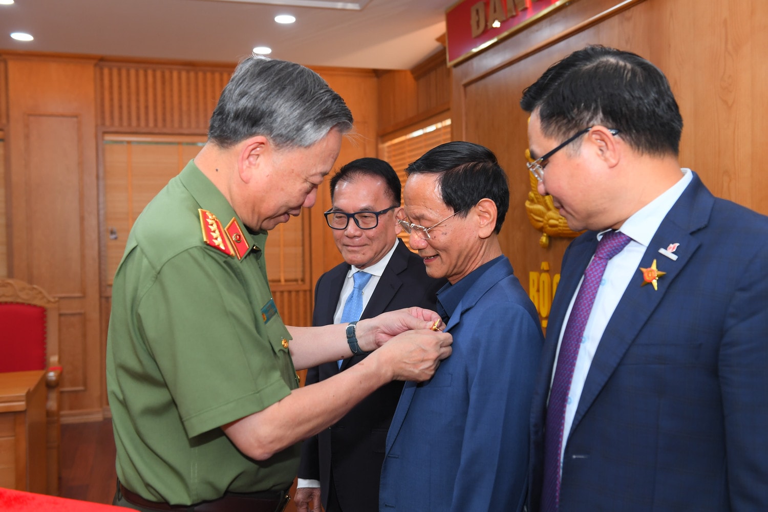 Bộ trưởng Tô Lâm trao Kỷ niệm chương “Bảo vệ an ninh Tổ quốc” cho ông Vũ Văn Tiền - Chủ tịch HĐQT, Tổng giám đốc Tập đoàn GELEXIMCO. Chủ tịch HĐQT Tập đoàn GELEXIMCO vinh dự nhận Kỷ niệm chương “Bảo vệ an ninh Tổ quốc” -0