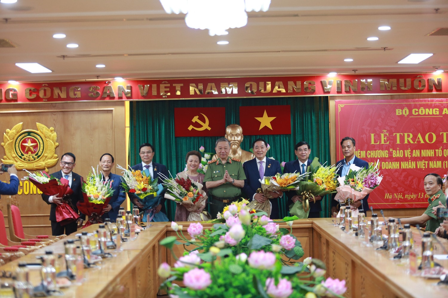 Bộ trưởng Tô Lâm và các doanh nhân được trao tặng Kỷ niệm chương “Bảo vệ an ninh Tổ quốc”. Chủ tịch HĐQT Tập đoàn GELEXIMCO vinh dự nhận Kỷ niệm chương “Bảo vệ an ninh Tổ quốc” -0