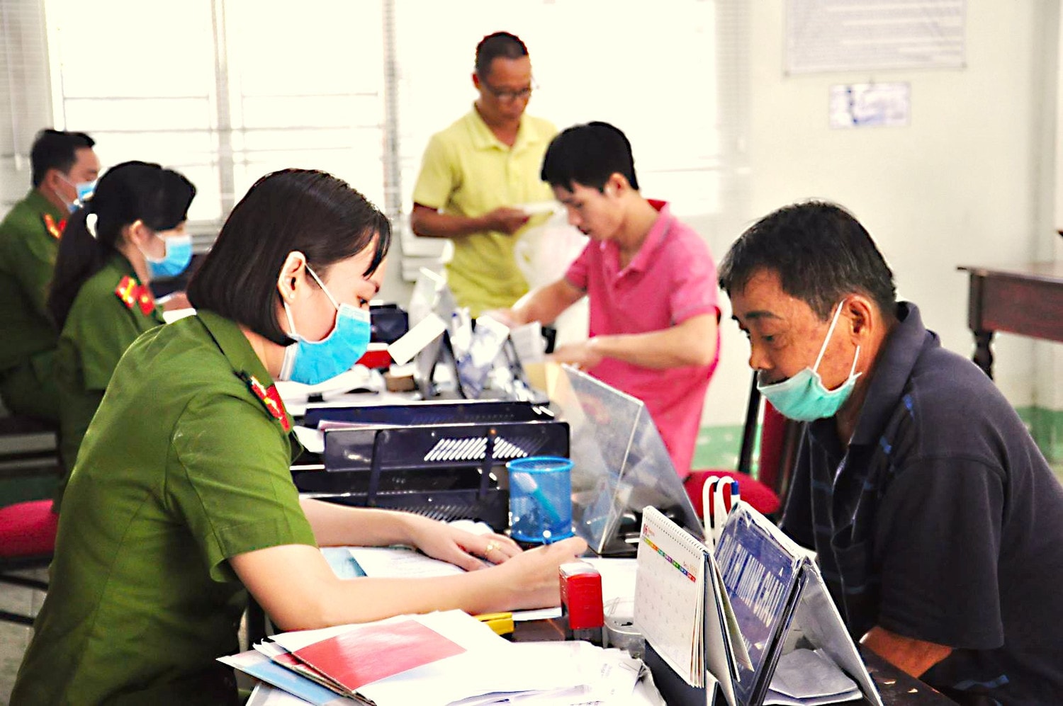 Công an TP. Hồ Chí Minh hướng dẫn người dân làm thủ tục đăng ký cư trú
