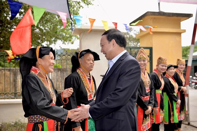 Bí thư Tỉnh ủy, Chủ tịch HĐND tỉnh Nguyễn Xuân Ký chung vui Ngày hội Đại đoàn kết toàn dân tộc với người dân thôn Bằng Anh (xã Tân Dân, TP Hạ Long) - ảnh: Q.M.G