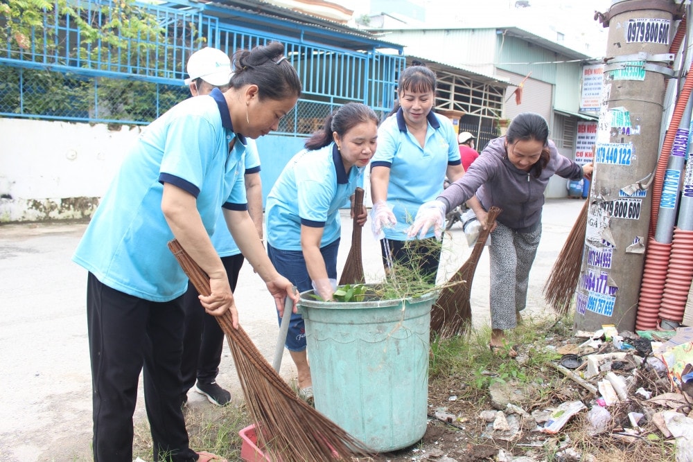 Phụ nữ TP. Hồ Chí Minh chung tay bảo vệ môi trường xanh, sạch, đẹp. Nguồn: ITN
