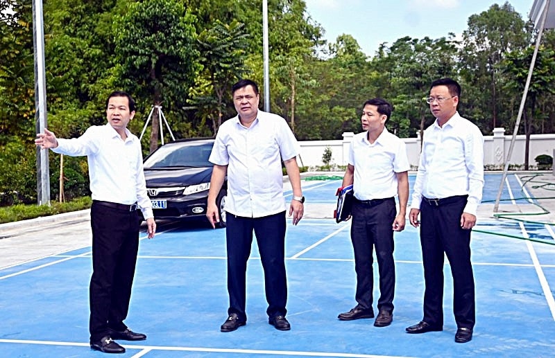 Bí thư Thành ủy Nguyễn Ngọc Bình kiểm tra tiến độ xây dựng Khu thiết chế văn hóa TDP Gò Nọi, phường Định Trung - ẢNH KHÁNH LINH