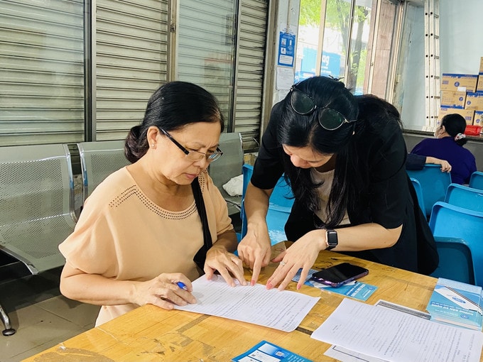 Người nhận lương hưu được hướng dẫn cài đặt ứng dụng VssID. Nguồn: ITN