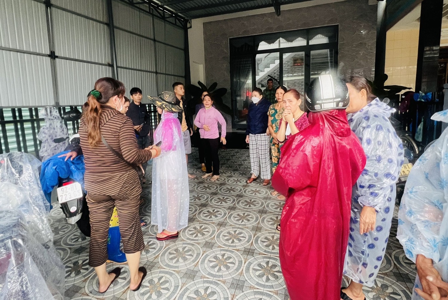 Máy bay và tàu nước ngoài tham gia tìm kiếm 13 ngư dân mất tích trên biển -0