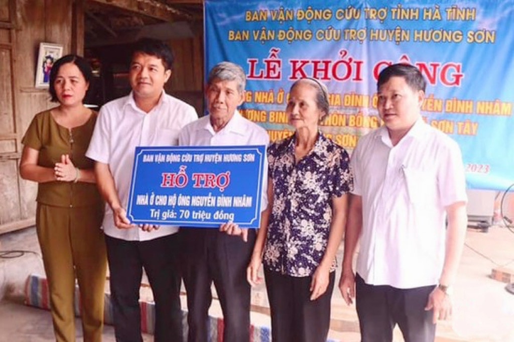 Chủ tịch Ủy ban MTTQ Việt Nam tỉnh Trần Nhật Tân trao hỗ trợ xây nhà ở cho gia đình ông Nguyễn Đình Nhâm (thôn Bồng Phài, xã Sơn Tây, Hương Sơn) image_6483441(57).jpg -0