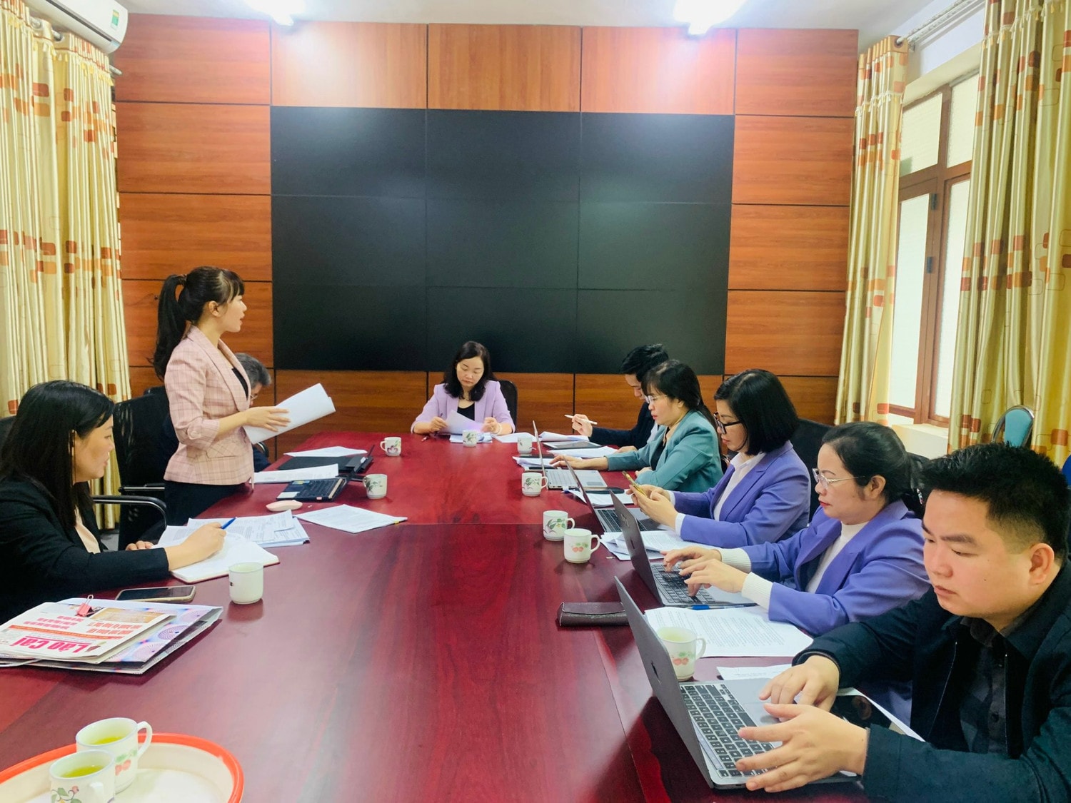 Tổ đại biểu HĐND tỉnh Lào Cai tại thành phố Lào Cai giám sát tại UBND xã Cam Đường - ẢNH L. HIÊN