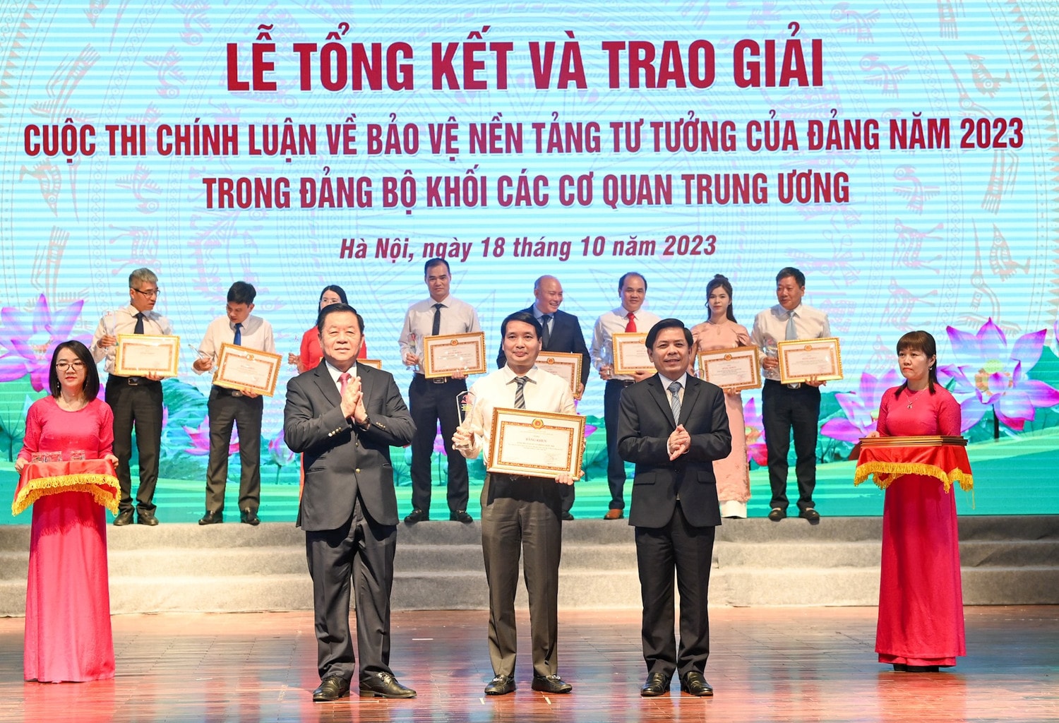 Đảng bộ cơ quan Văn phòng Quốc hội vinh dự là 1 trong các tập thể được trao tặng bằng khen 