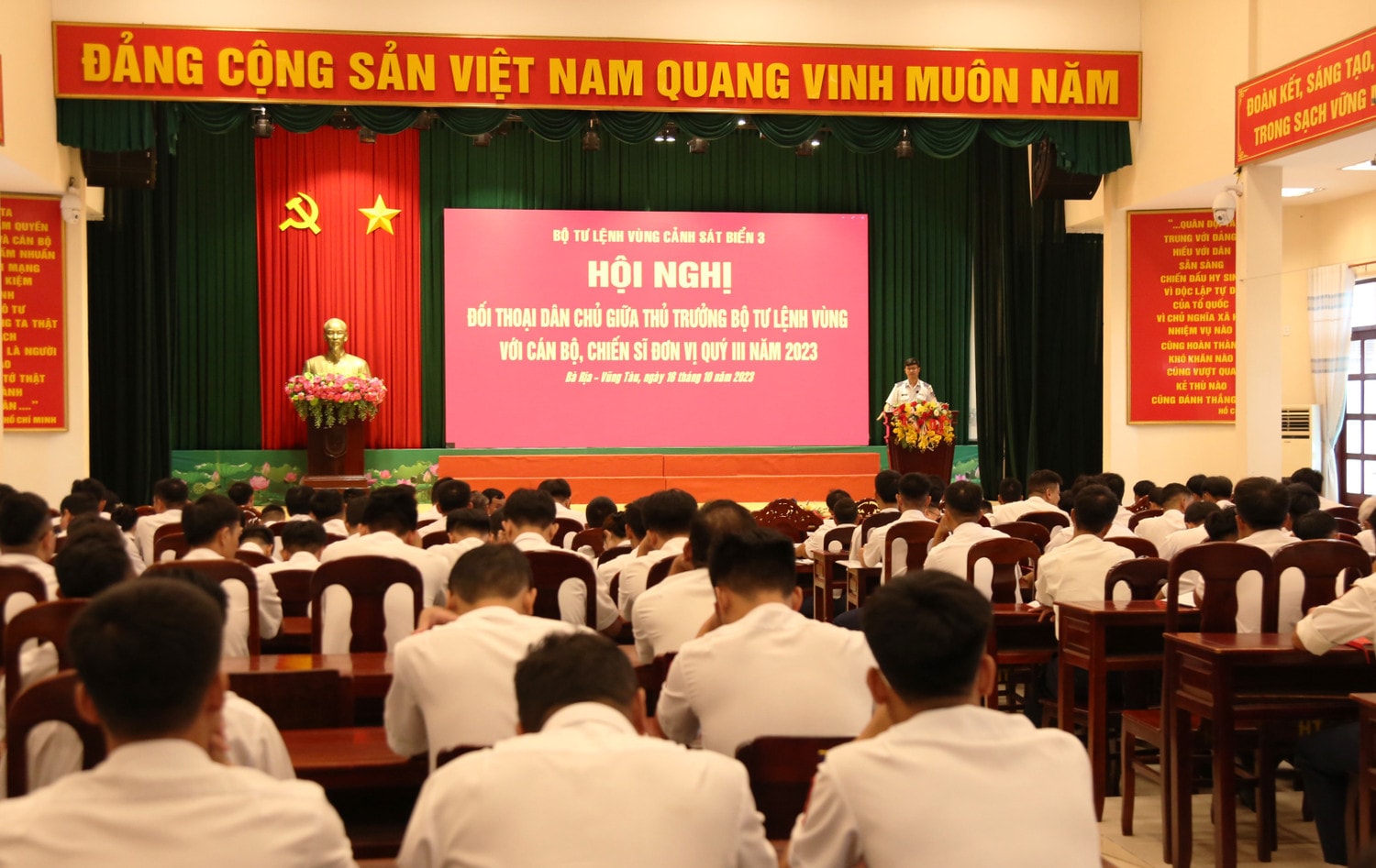 Bộ Tư lệnh Vùng Cảnh sát biển 3 vừa tổ chức đối thoại dân chủ quý III với toàn thể cán bộ, chiến sĩ đơn vị