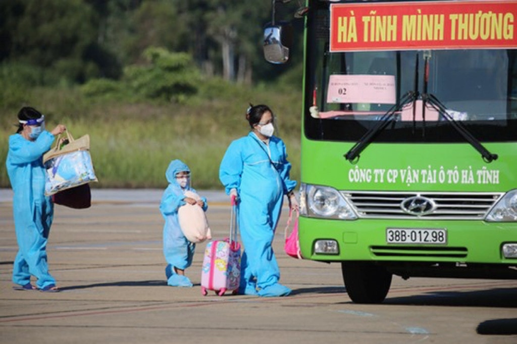 Nhiều phụ nữ và trẻ em được đón về quê bằng máy bay trong thời điểm dịch Covid-19 bùng phát ở miền Nam. (Ảnh tư liệu: Đình Nhất) image_6483441(58).jpg -0