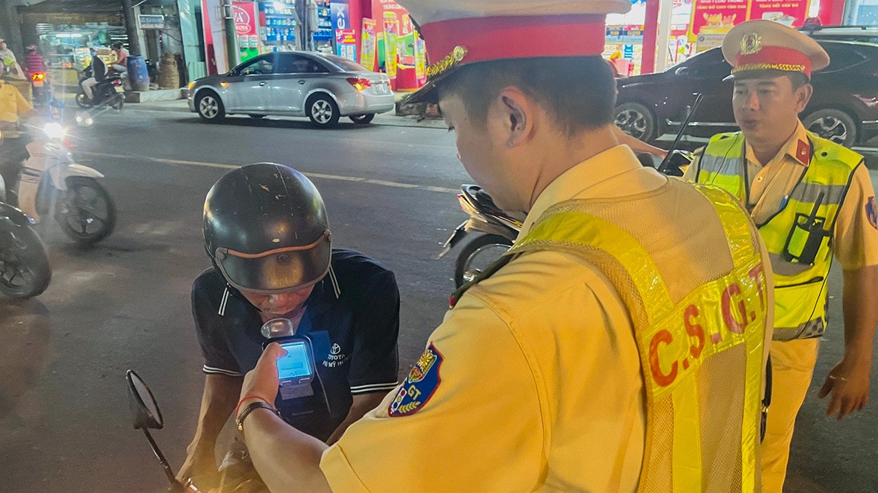 Cục CSGT kiểm tra, xử lý nghiêm vi phạm nồng độ cồn ở Bình Dương -0
