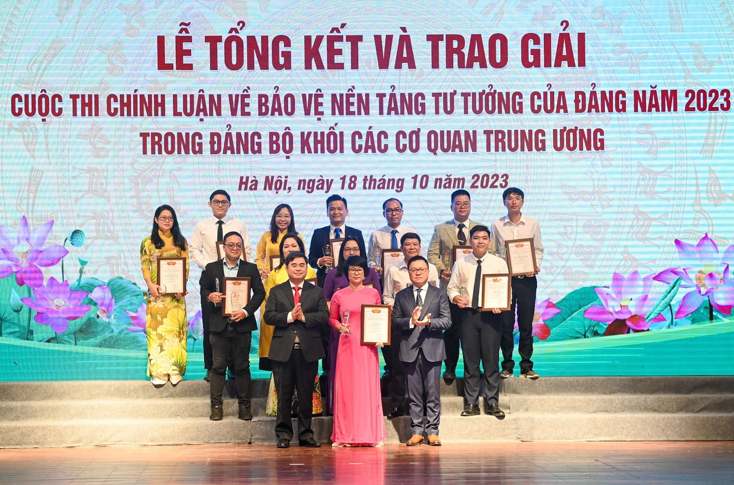 Tổng Biên tập Báo Nhân dân Lê Quốc Minh và Phó Tổng biên tập phụ trách Tạp chí Cộng sản Phạm Minh Tuấn trao giải cho các tác phẩm thuộc thể loại phát thanh/truyền hình/video clip